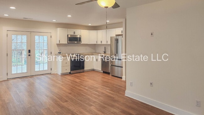 Photo - Beautiful 3 bed/ 2 bath home!! Newly remodeled with all updated appliances. Fenced in back yard!!