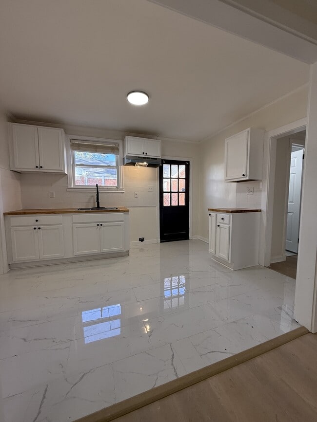 Building Photo - 15 Bradley Dr