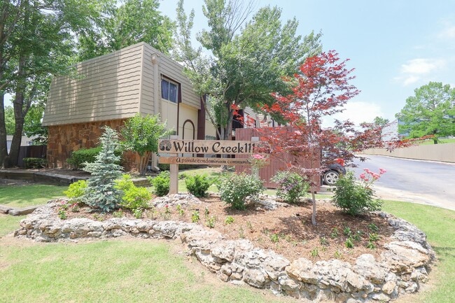 Building Photo - 2 Bed | 1 Bath Condo in Central Tulsa!