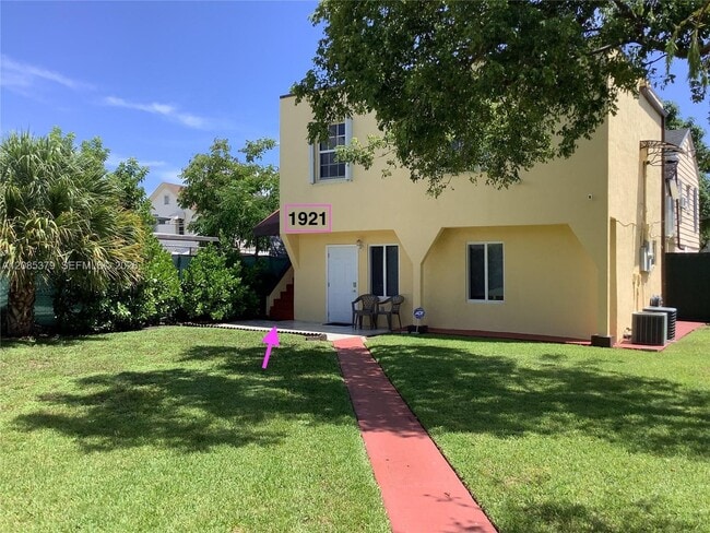 Building Photo - 1921 SW 17th Ct Unit 2ndFloor