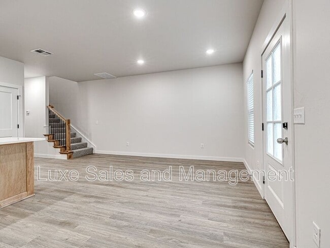 Photo - 614 W 2nd St