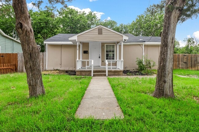 Building Photo - Charming 2 bedroom, 1 bathroom home located near Historic McKinney!!