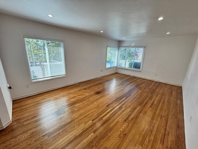 Building Photo - Spacious 3BR, 2Bath House Oakland | $35=00 | Newly Remodeled | Se Habla Español