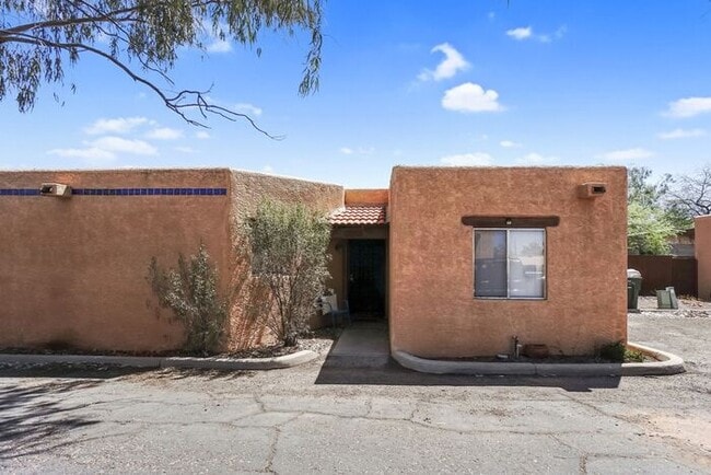Building Photo - Charming 2-Bedroom Tucson Home with Privat...
