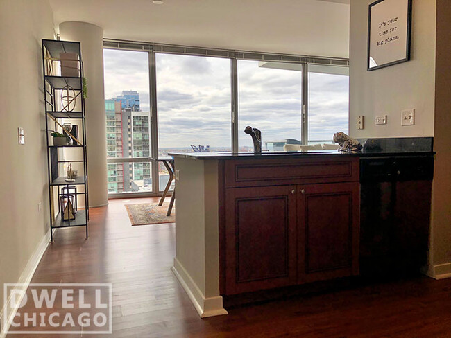 Building Photo - 732 S Clark St Rental