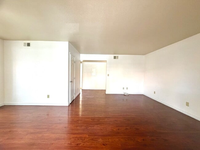 Photo - LAS VEGAS GUARD-GATED CONDO FOR RENT | 2 BEDROOM DOWNSTAIRS UNIT | BELLA VITA COMMUNITY Unit #375