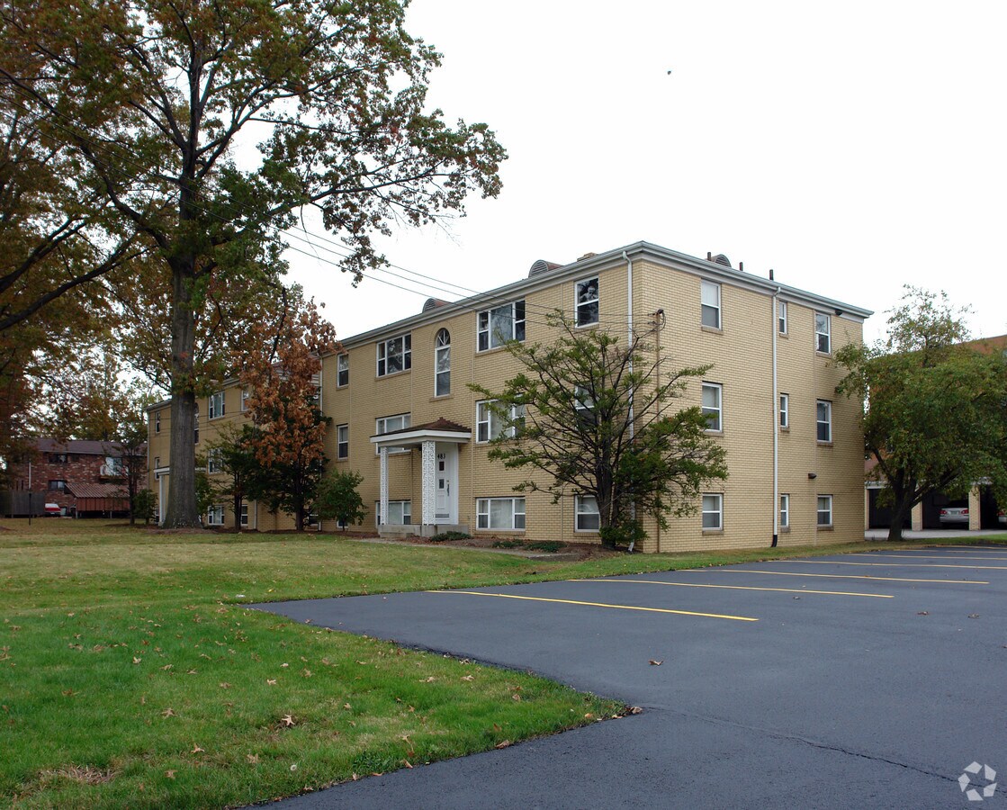 Photo - 475-483 Gypsy Ln Apartments