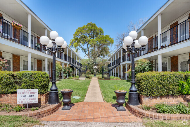 Building Photo - Colonial Oaks Apartments Unit 5