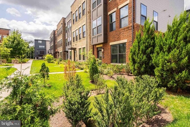 13001 Hattontown Square