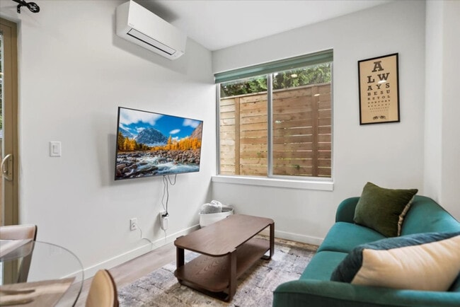 Building Photo - 823 NE 70th St Rental