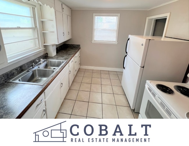 Building Photo - Spacious 2Bdr, duplex Apt with Garage Half...