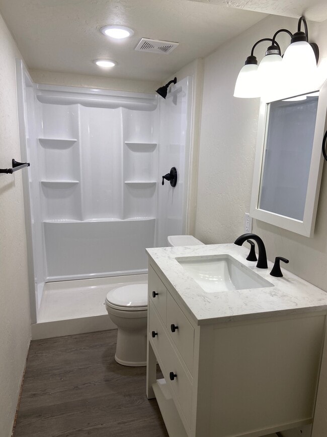920 E 7th St Unit Downstairs