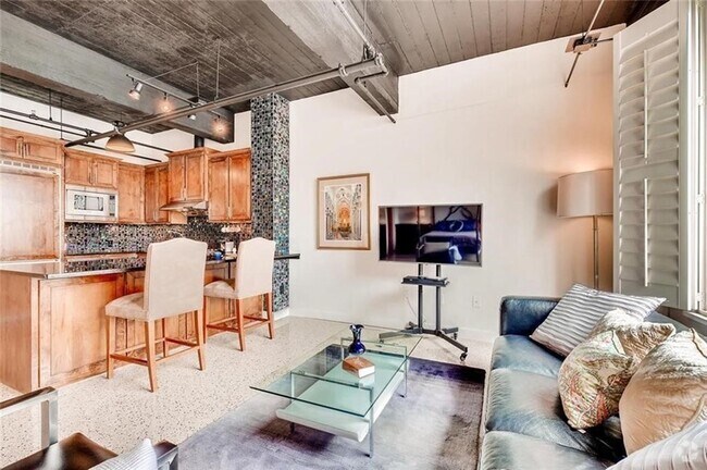 Building Photo - Fabulous and Furnished! Unit 7E Rental