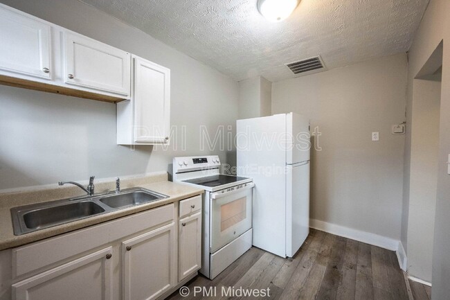 Photo - 2930 N Dearborn St Unit B