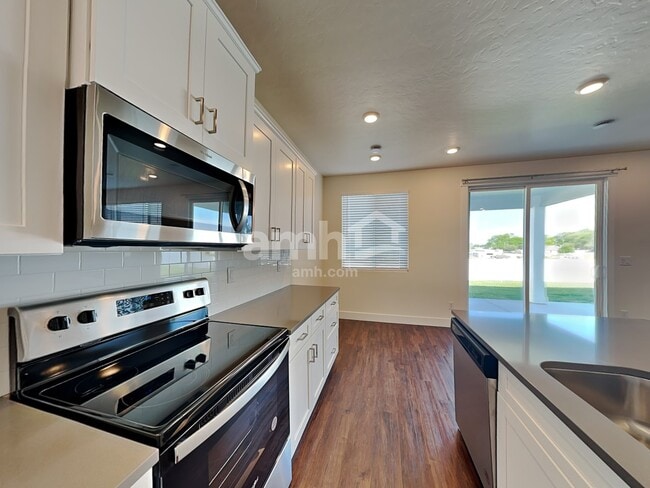 Photo - 734 S Rocker Ave