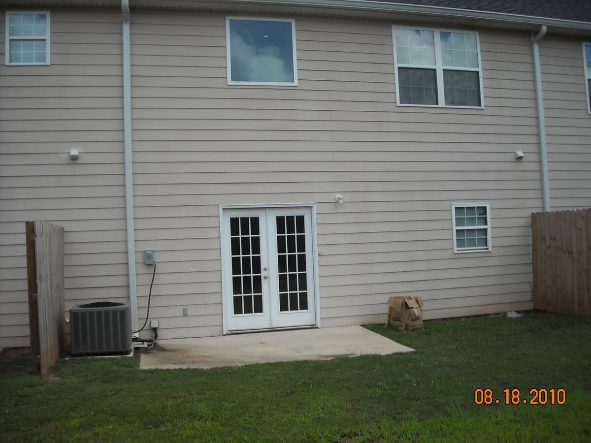 Charming townhome community! - Charming townhome community!