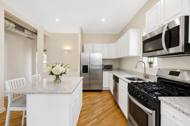 Photo - 1549 W Barry Ave