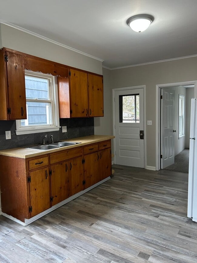 Building Photo - 112 W 3rd St N Unit Apt 1