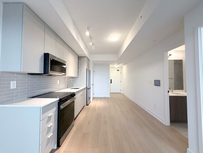 Photo - 1010-2075 Lakeshore rd
