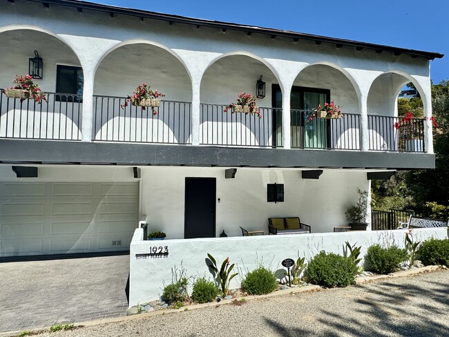 Building Photo - 1923 Sunset Plaza Dr Rental