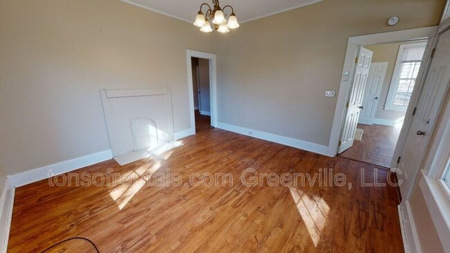 Photo - 304 Shaw St