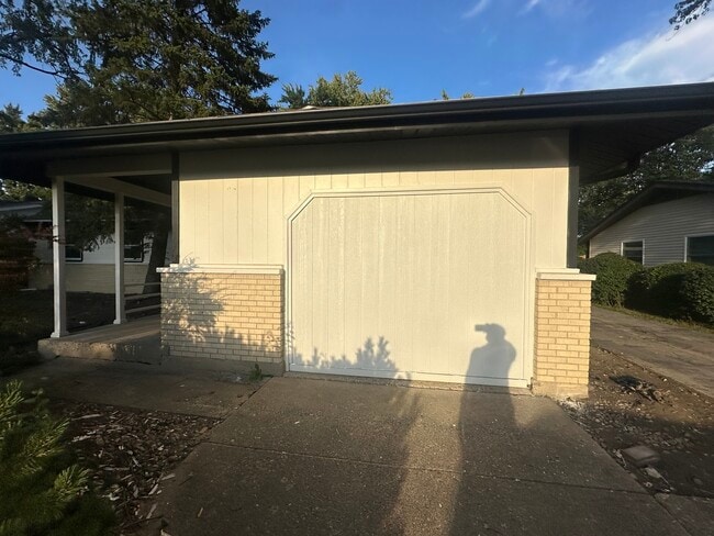 Photo - 595 W Elk Grove Blvd