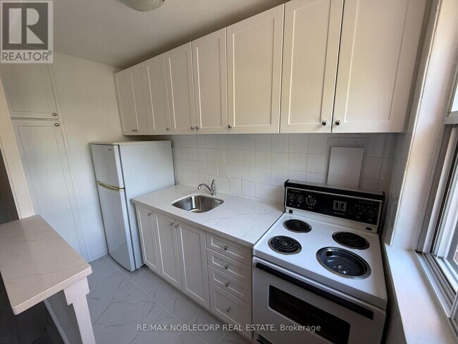 Photo - 1315 Bayview Ave