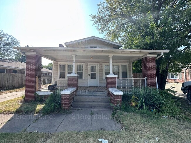 Building Photo - $925 - 2 bed 1 bath - Home with a fenced yard and garage