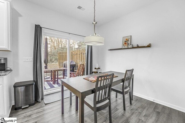 Photo - 329 Hartland Pl