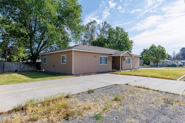 Photo - 920 W Entiat Ave