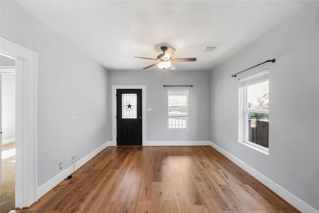 Photo - 3108 Indiana St