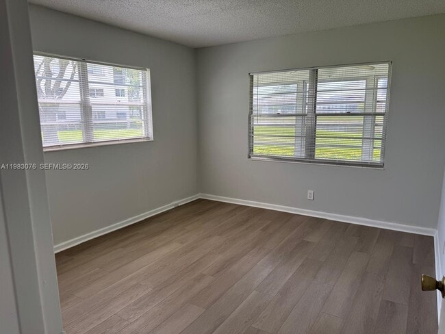 Photo - 257 Fanshaw G Unit 257