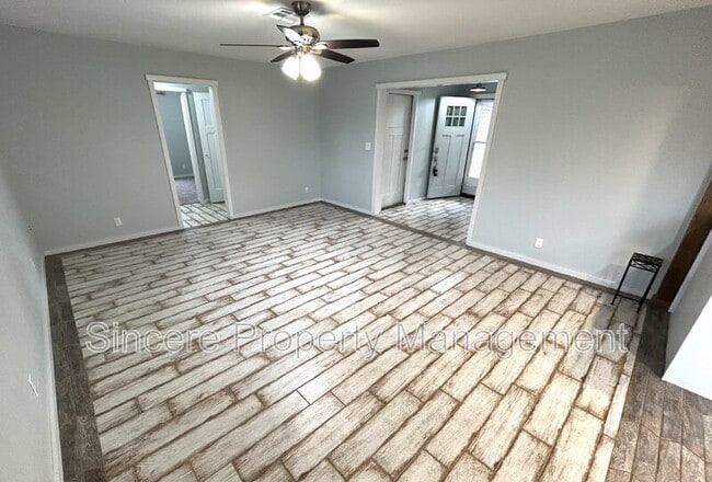 Photo - 635 W Hillcrest Dr