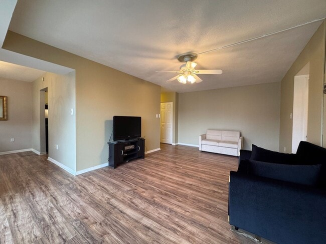 Photo - Sun-filled 1 Bed 1 Bath Condo With Balcony In Hawthorne Village