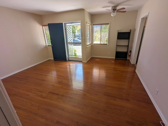 Building Photo - 3351 Caroline Ave Unit 2