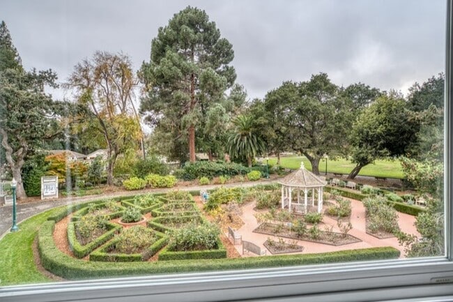 Central Park - Park Laurel Apartments