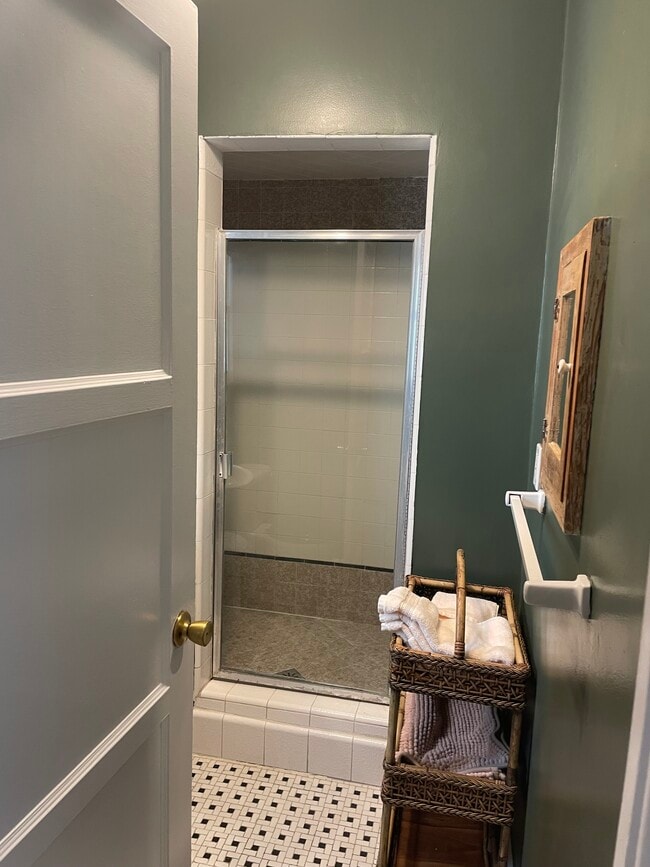 Baño - 8140 Blackburn Ave Unidad 0