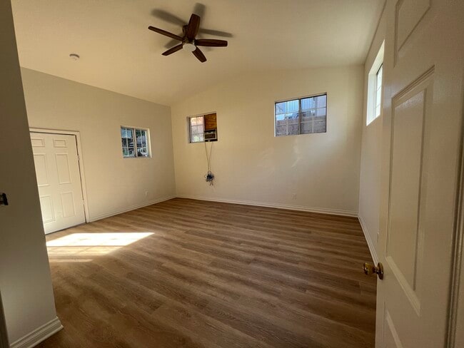 Photo - 1725 Kent St