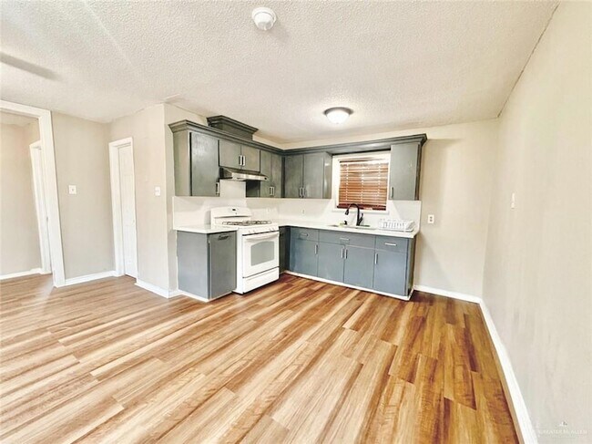 Photo - 704 E Schunior St