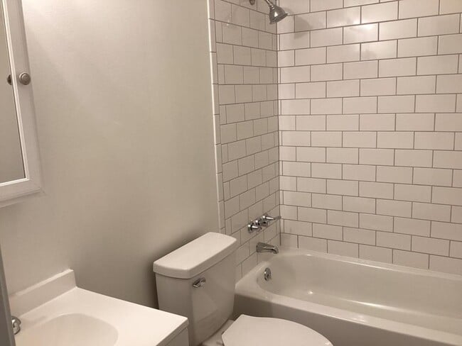 Photo - 242 E 35th St