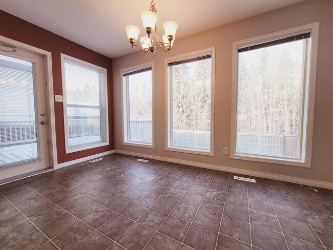 Photo - 1796 Melrose Crescent SW