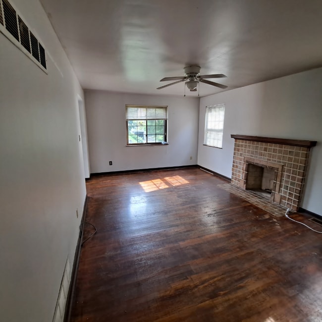 Building Photo - 305 E Wyoming Ave Rental