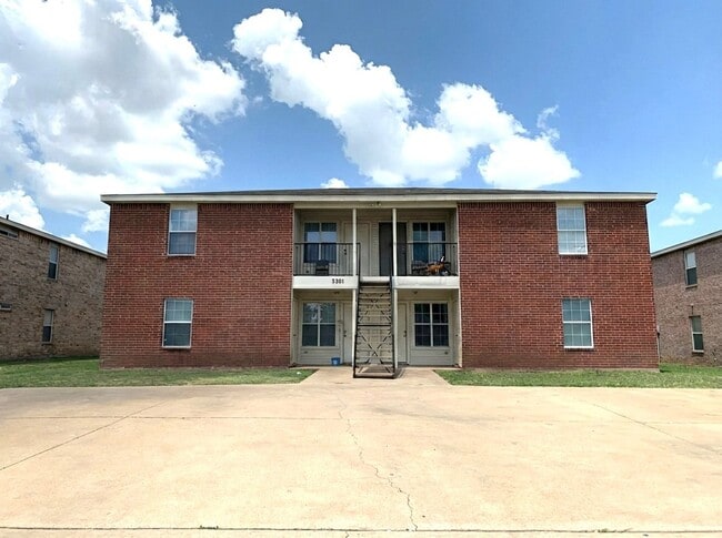 Building Photo - 3301 Toledo Dr