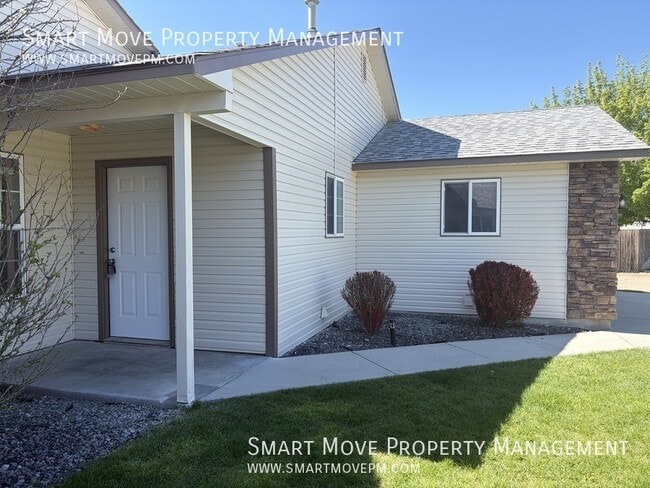 Photo - 981 E Blue Heron St