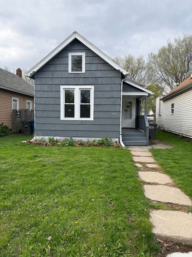 Building Photo - Cute 2 Bed/1bath home close to school