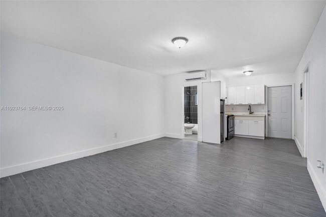 Building Photo - 730 NE 128th St Unit 9