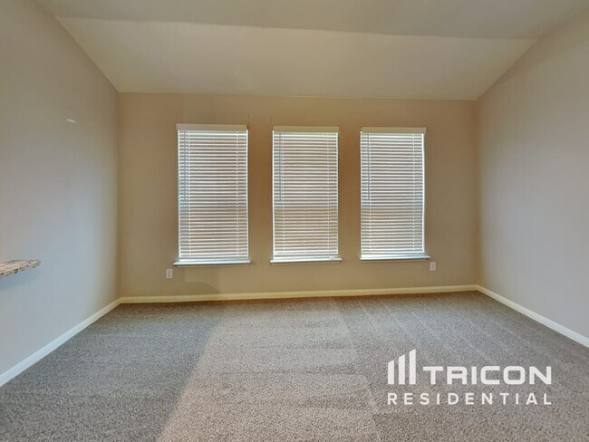 Photo - 733 Clark Dr