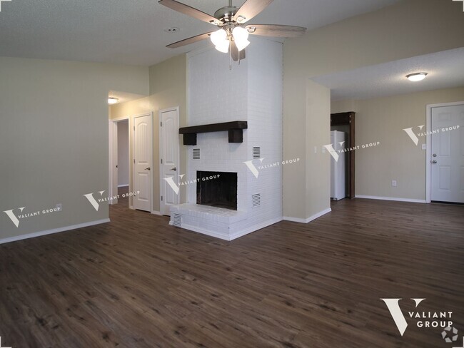 Building Photo - Recently Renovated 2-Bedroom, 1-Bathroom D... Rental