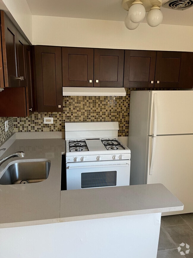 Building Photo - 3710 N Pine Grove Ave Unit STUDIO Rental
