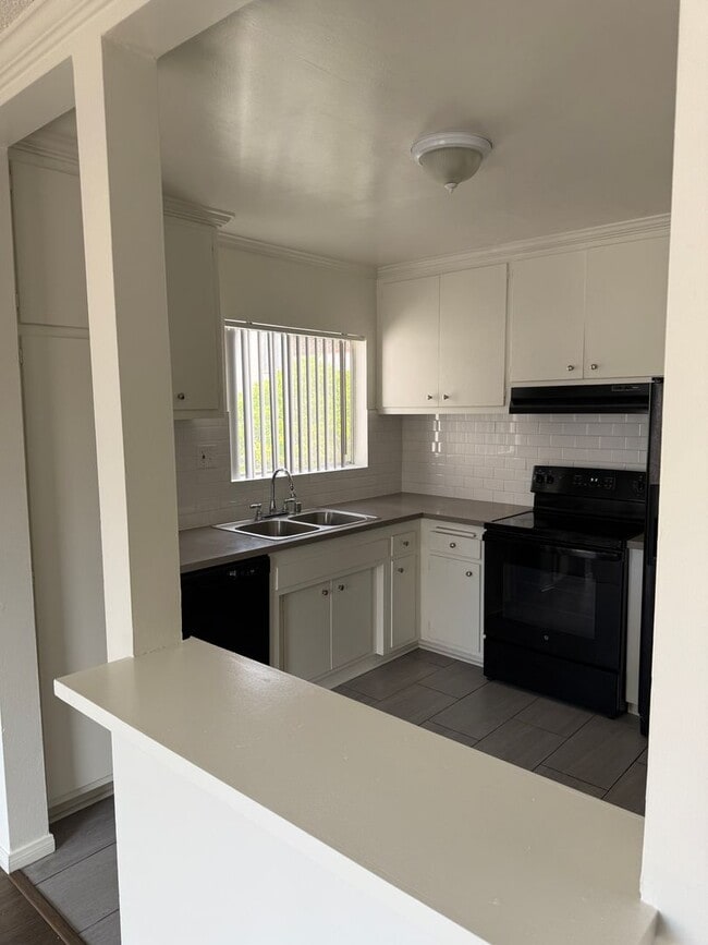Building Photo - VALLEY VILLAGE - VERY LARGE 2 BEDROOM 2 BATH NEWLY RENOVATED APARTMENT FOR RENT Unit 307